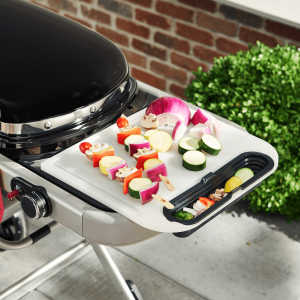 WEBER TRAVELER STEALTH EDITION com oferta da Tábua de corte com recipiente (7032) + 3 Botijas de Gás portátil (17846) - Image 5
